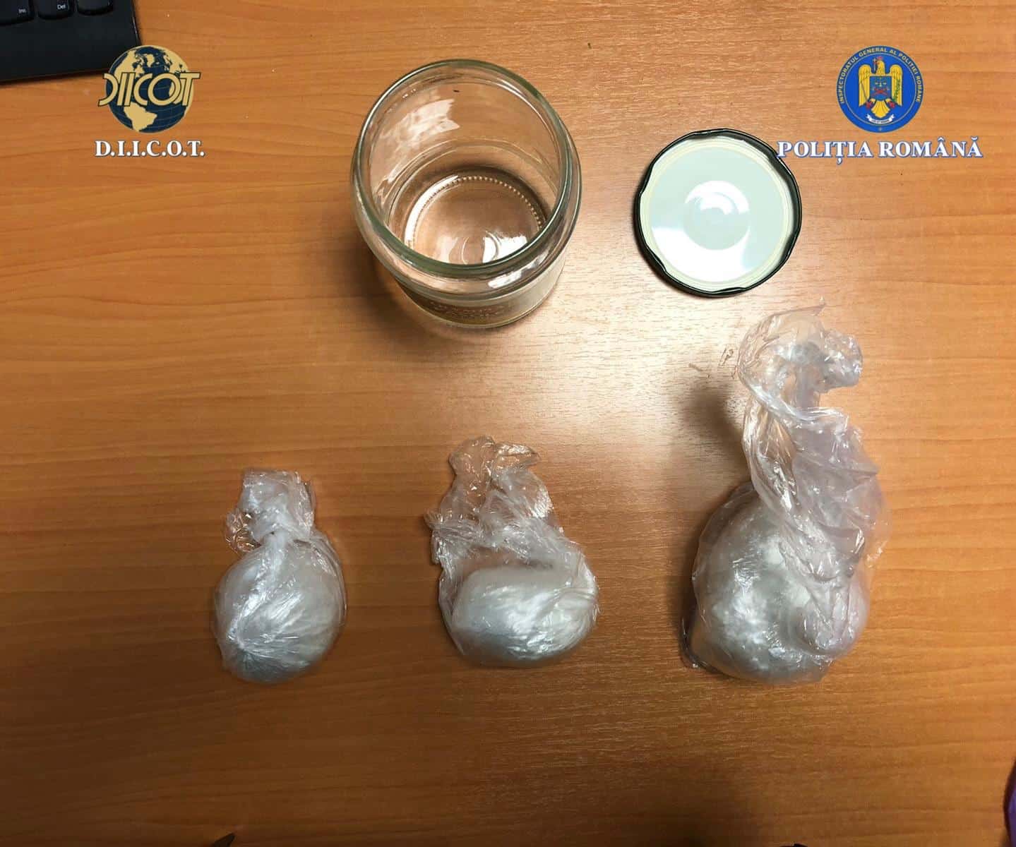 Percheziții la Constanța. Droguri îngropate pe un teren viran, o persoană a fost arestată