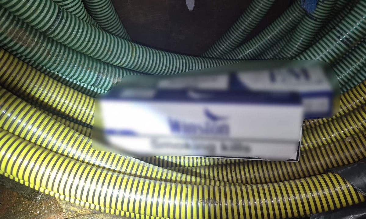Țigări de contrabandă descoperite la bordul unei nave în Portul Constanța, cu ajutorul câinilor specializați