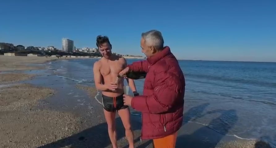 Trei prieteni din Constanța au ales să înceapă 2026 într-un mod cu totul special: cu o baie în apele reci ale Mării Negre