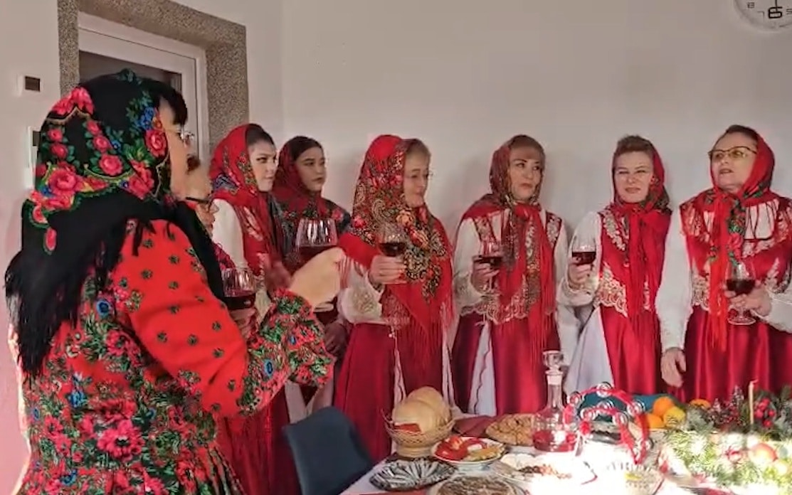 Cum se sărbătorește Crăciunul pe stil vechi în cea mai mare comunitate de lipoveni din România. Oamenii au mers la biserică în costume populare, au primit colindători și au pregătit mese bogate