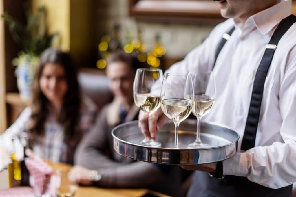 Industria HoReCa, sub presiune: 15–25% dintre restaurante riscă să dispară în 2026. Avertismentul FPIOR