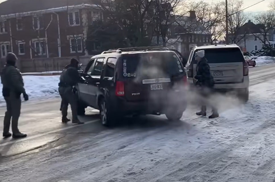 Video cu impact emoțional! Femeie împuşcată mortal de un agent de imigrări la Minneapolis, vicepreședintele SUA: „O tragedie provocată de ea însăși”