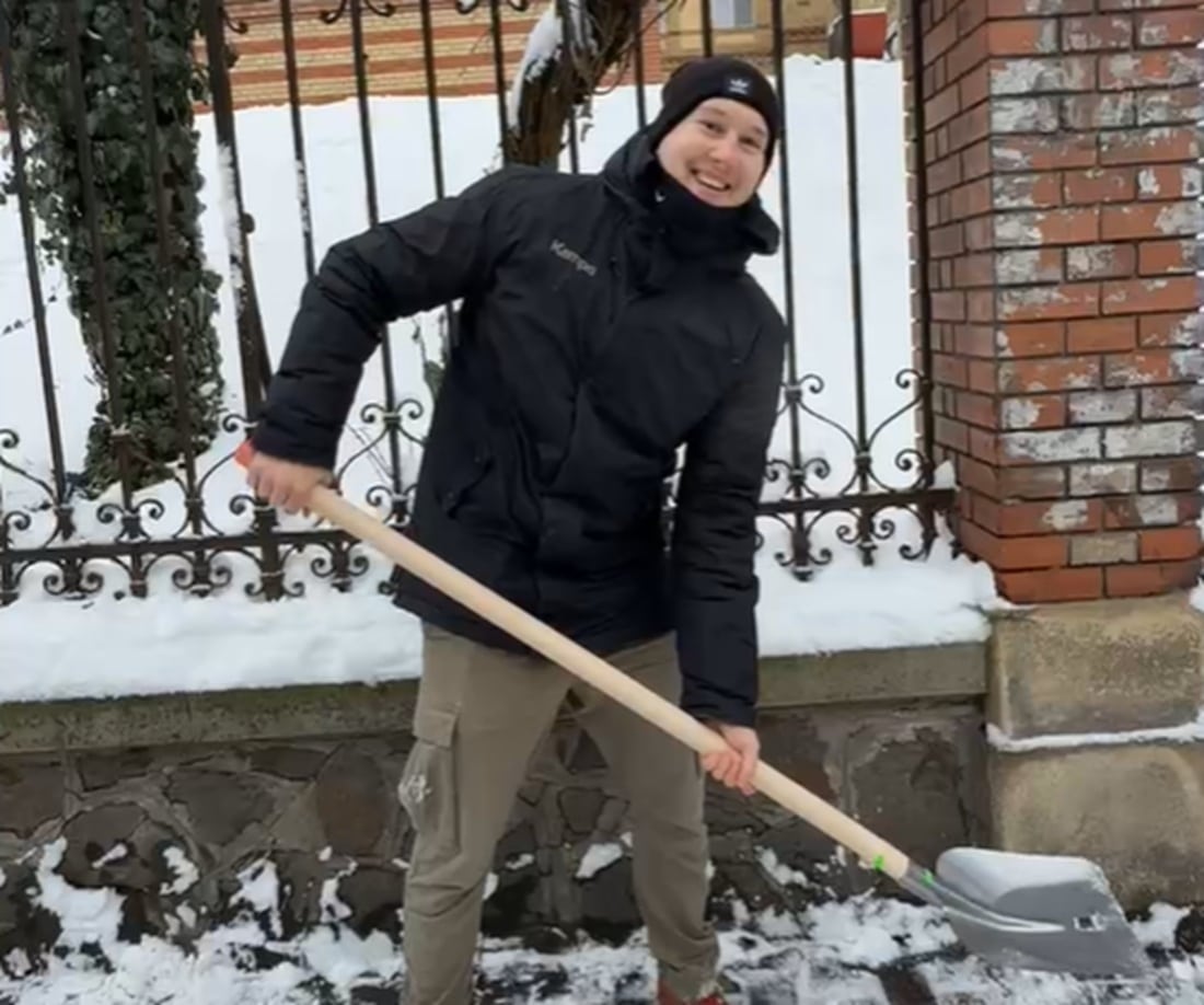 Handbaliștii de la „U” Cluj au lăsat antrenamentele pentru lopeți. Au deszăpezit zona Spitalului Județean