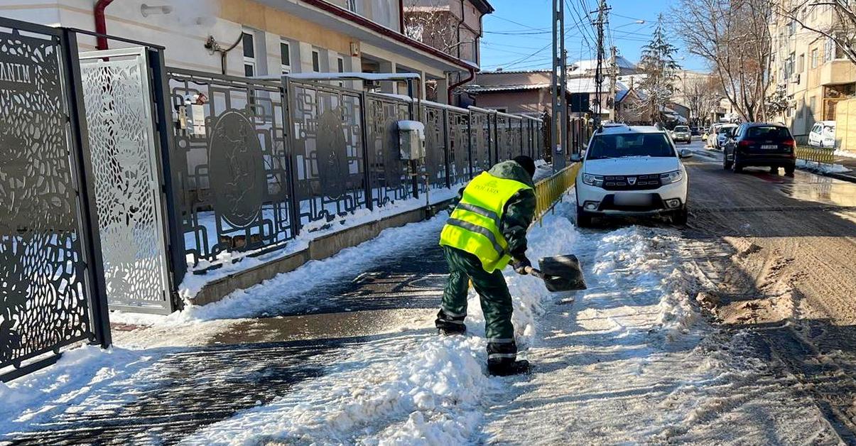 Constănțenii se plâng de gheața din cartiere, Primăria anunță că intervențiile continuă și face apel la cetățeni să circule cu atenție sporită
