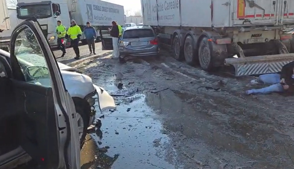 Accident grav la Lumina. Mașini distruse și un bărbat rănit după manevra unui TIR