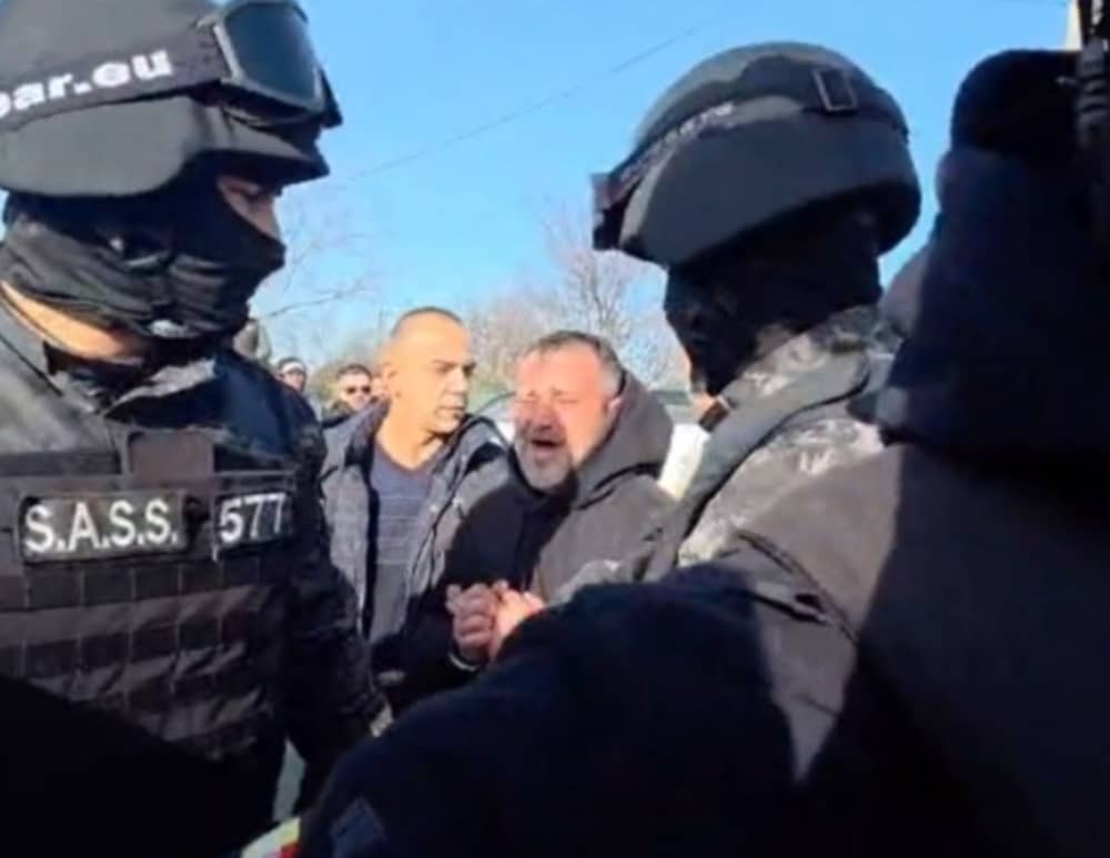 Revoltă în comuna bunicilor ucigașului lui Mario. Sute de oameni au protestat: „Vrem dreptate pentru copiii noştri! Copilul acesta nu are voie să fie liber!”