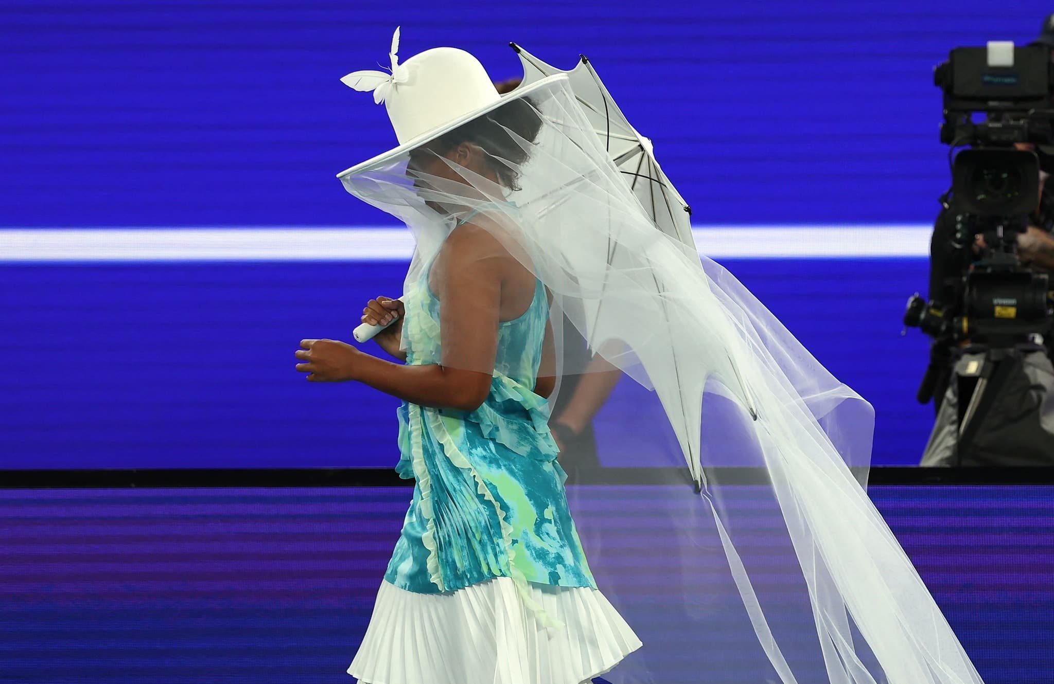 Umbrelă, pălărie și culori îndrăznețe: Naomi Osaka, apariție care a furat privirile la Australian Open