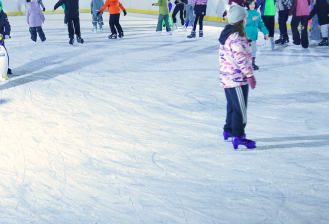 Oferă pentru sărbătoriți la Târgul de Crăciun din Piața Ovidiu. Primăria anunță reducere la patinoar doar pe baza buletinului