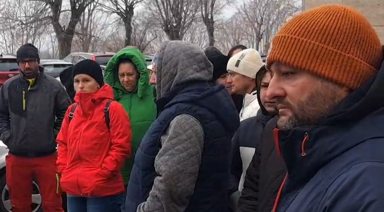 Părinții elevilor de la liceul din Cobadin au protestat în fața Inspectoratului Școlar Județean. „De ce să facă naveta copiii noștri la Constanța, 3-4 ore?”