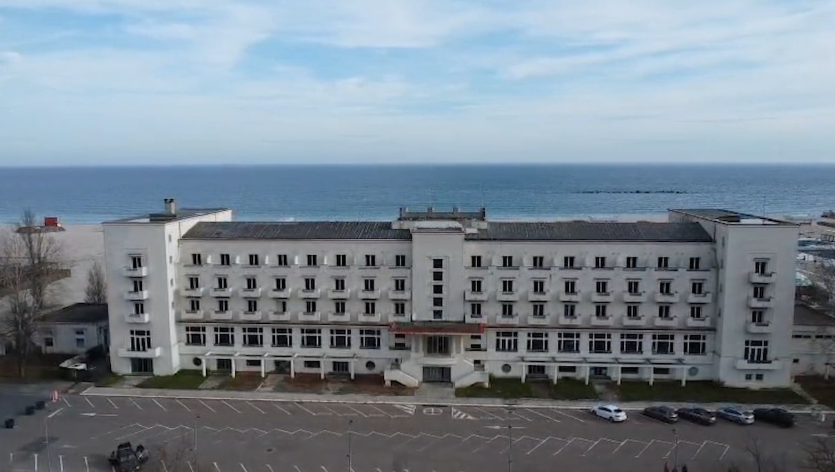 Hotelul Rex din Mamaia, simbolul luxului de altădată, este scos din nou la vânzare