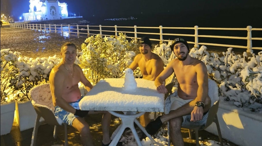 Trei prieteni din Constanța au sfidat frigul și au făcut o baie în mare la -5 grade Celsius