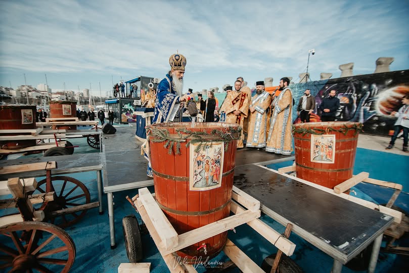 Zi de mare sărbătoare la Constanța. Boboteaza adună constănțenii în rugăciune și tradiție – procesiune religioasă, aruncarea crucilor în apă, dar și restricții de trafic