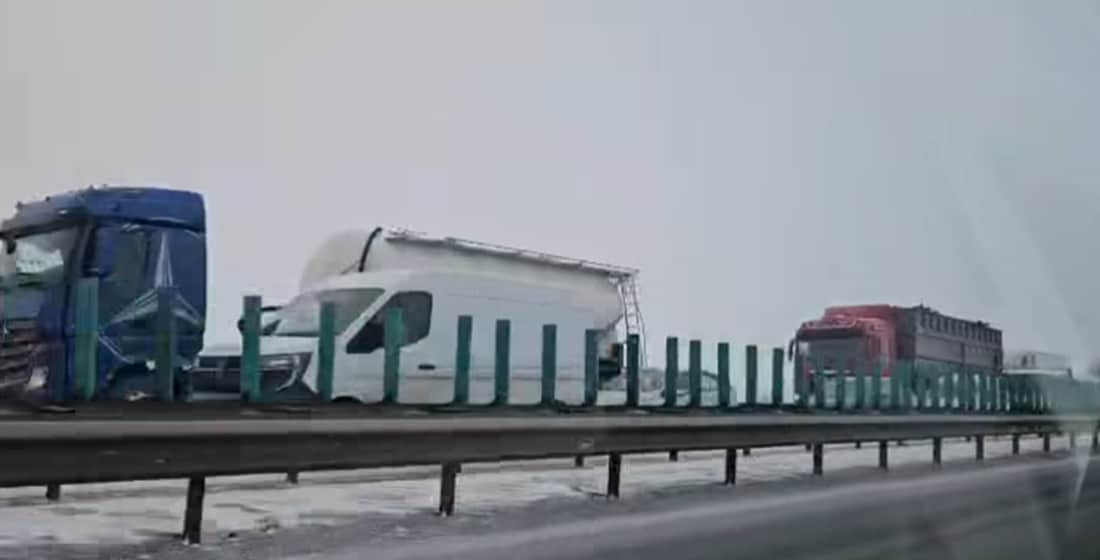 Accident pe A2, pe sensul de mers spre Constanța. Trafic oprit după ce două TIR-uri s-au ciocnit, cozi kilometrice