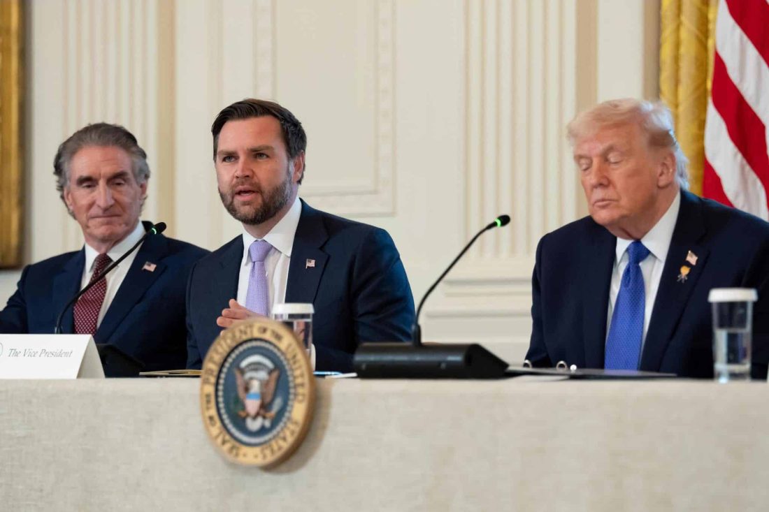 Senatul SUA a blocat la limită rezoluția care i-ar fi tăiat lui Trump libertatea de a interveni în Venezuela. Votul lui JD Vance a înclinat balanţa
