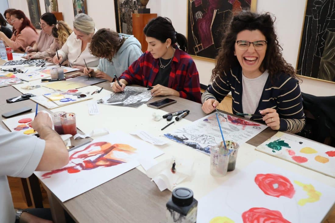 „Vis frumos vs. vis urât”: Atelier de creație pentru adulți la Muzeul de Artă