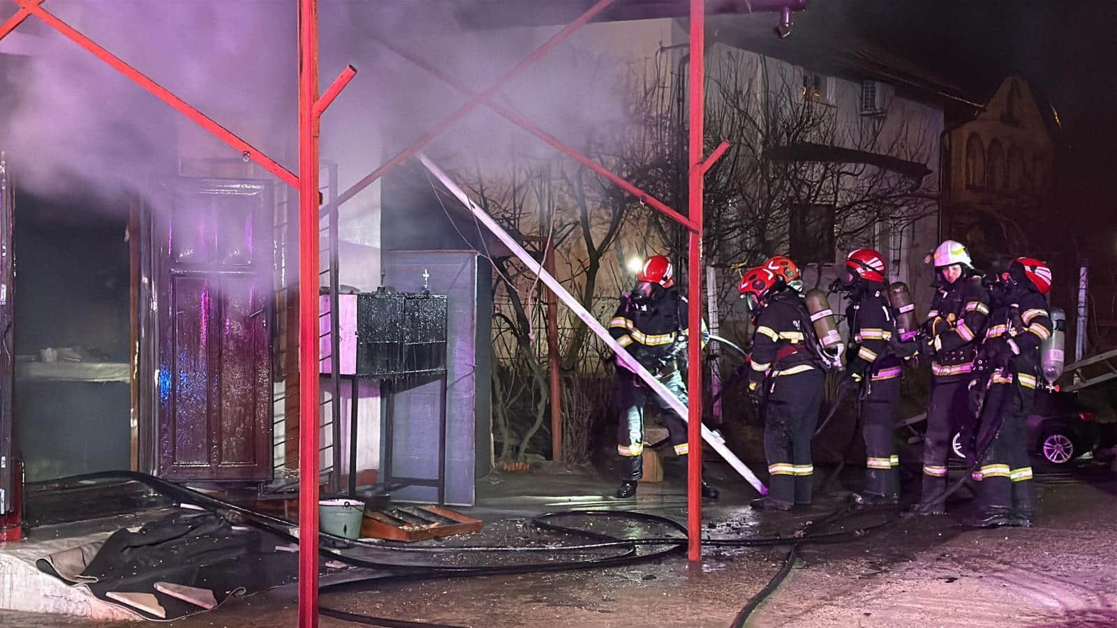 Incendiu la o biserică din Tulcea. Mobilier, icoane și parte din acoperiș, distruse de flăcări