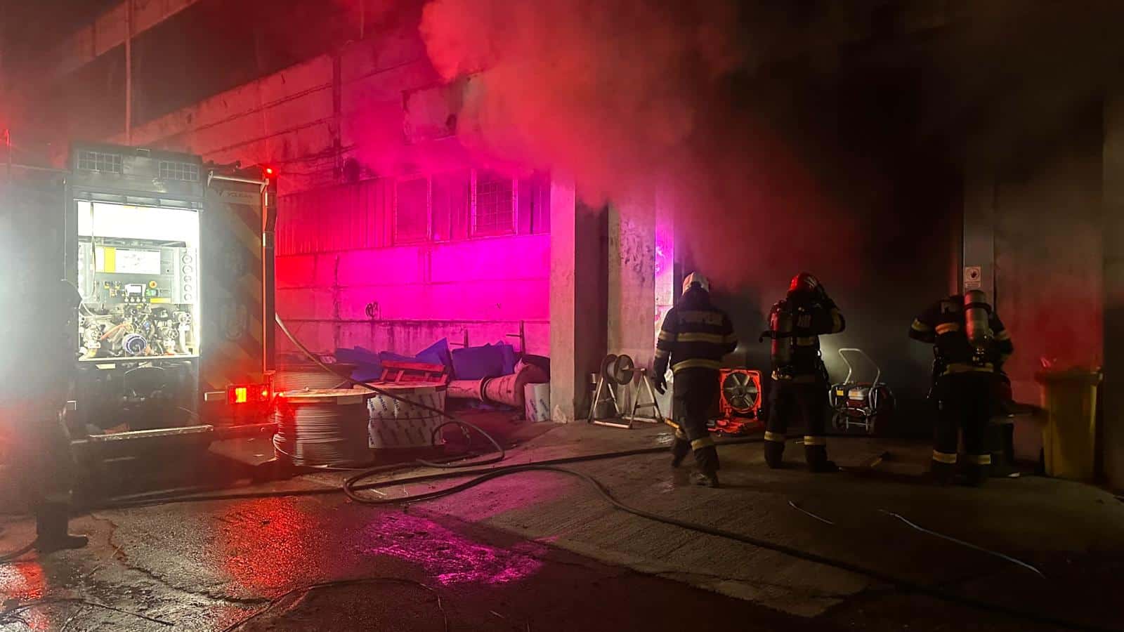 Incendiu la o hală din Tulcea, provocat de un cablu electric defect