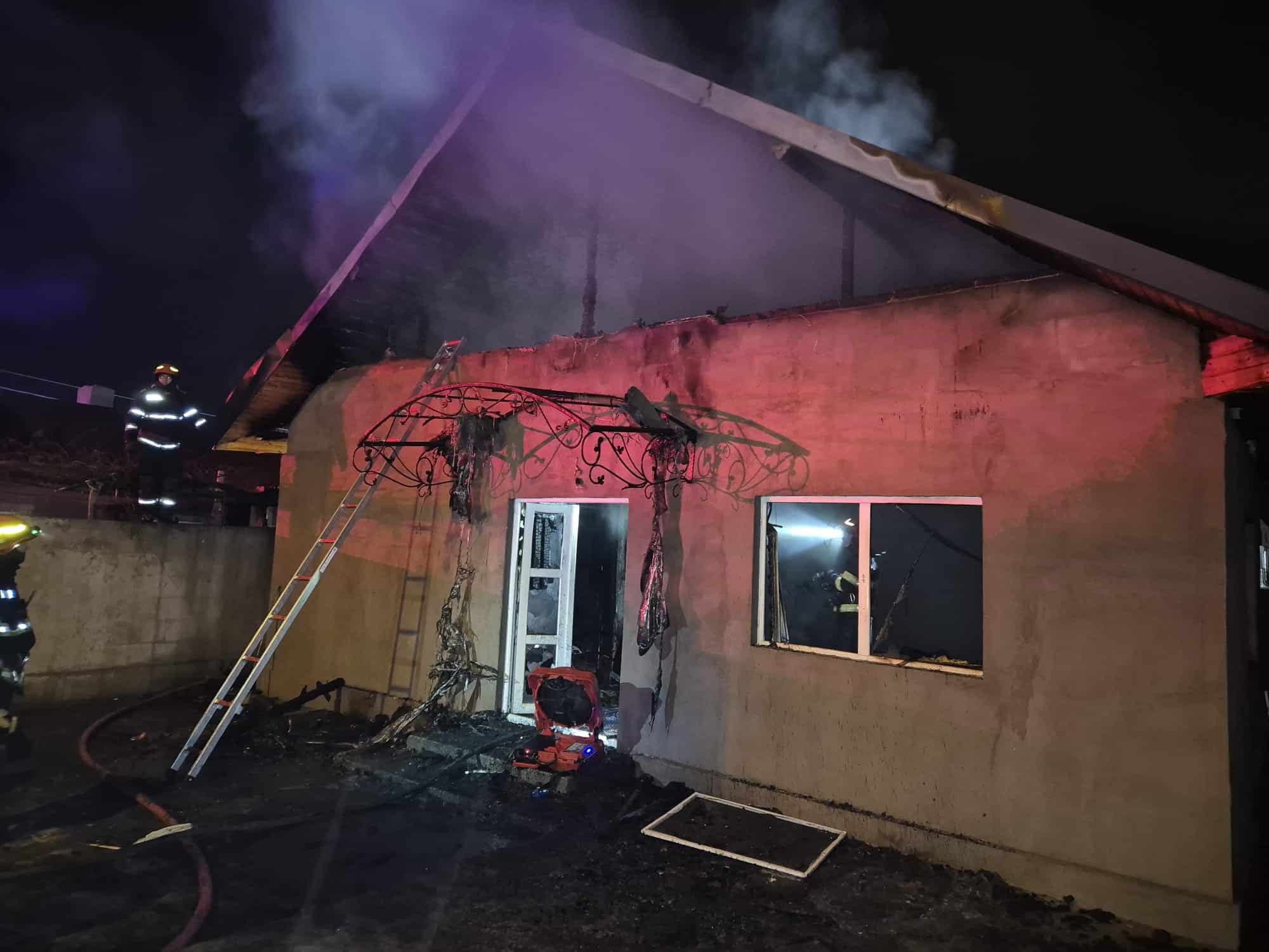 Incendiu violent în Palazu Mare. O casă a ars complet, 8 persoane erau în locuinţă, dar s-au salvat
