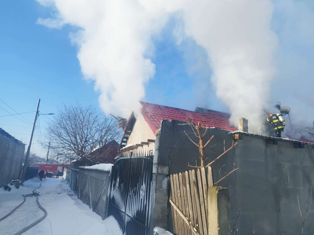 Casă cuprinsă de flăcări într-o localitate din județul Constanța. O femeie a ajuns la spital, 6 persoane evacuate