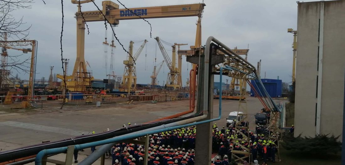 Protest la Șantierul Naval din Mangalia. Sute de oameni au oprit lucrul după ce nu și-au primit salariile pentru ianuarie și februarie: ”Declarațiile nu țin loc de salarii”
