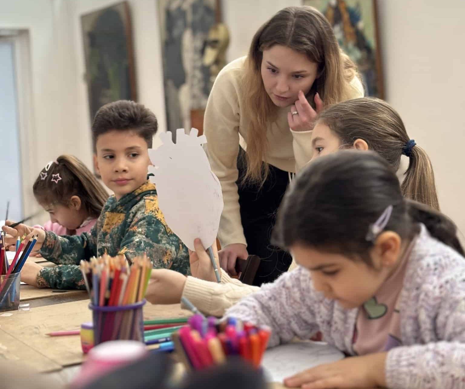 Atelier de artă pentru copii. Inimile au prins contur prin linie și culoare la Muzeul de Artă Constanța