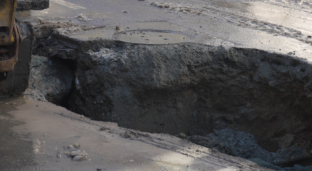 Crater uriaș pe o stradă din Constanța. Groapa le dă bătăi de cap șoferilor