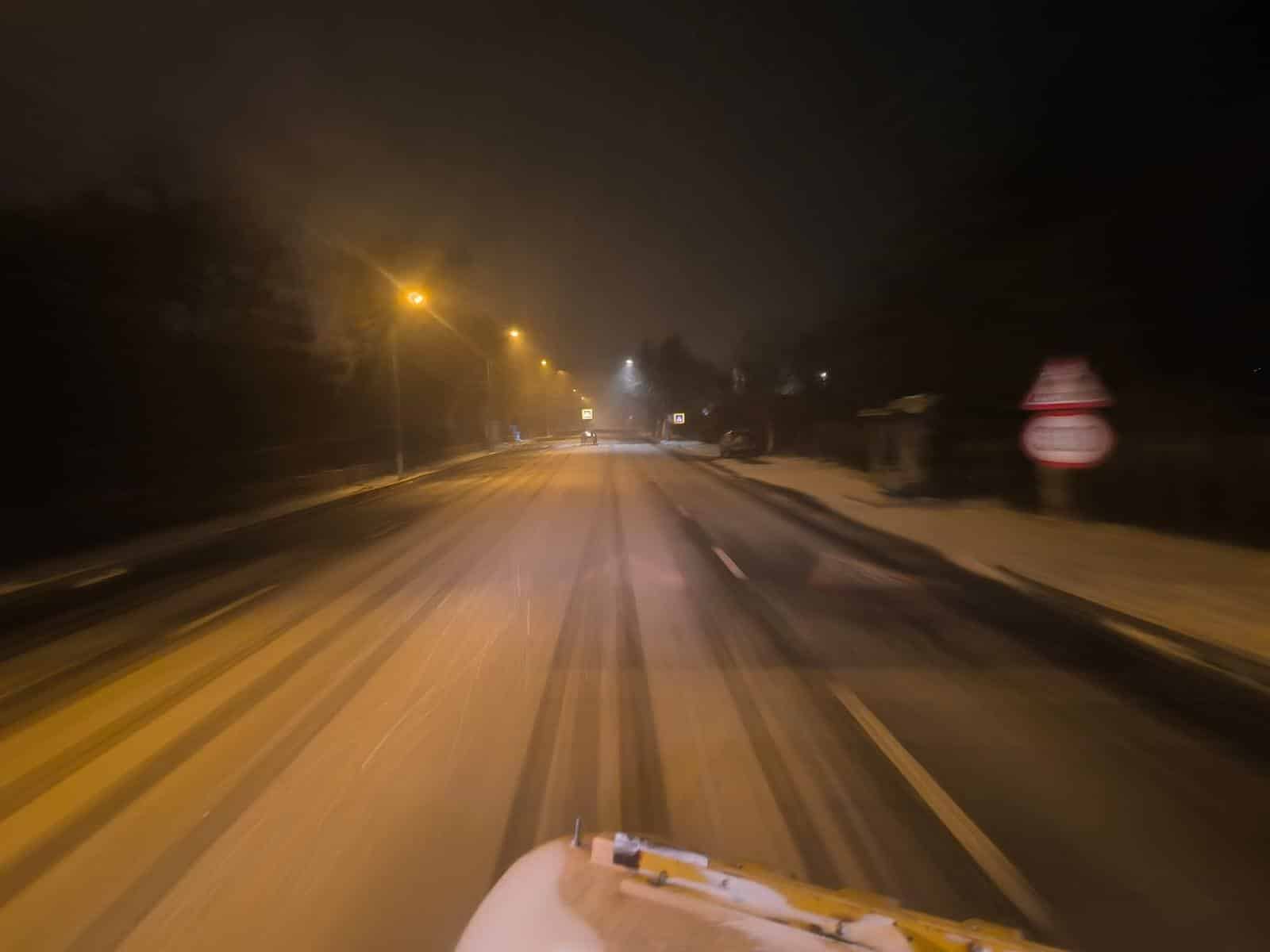 INFOTRAFIC. Porțiuni cu zăpadă pe A1 și A2, ninsoare pe mai multe drumuri din țară – șoferii sunt sfătuiţi să adapteze viteza la condiţiile de drum