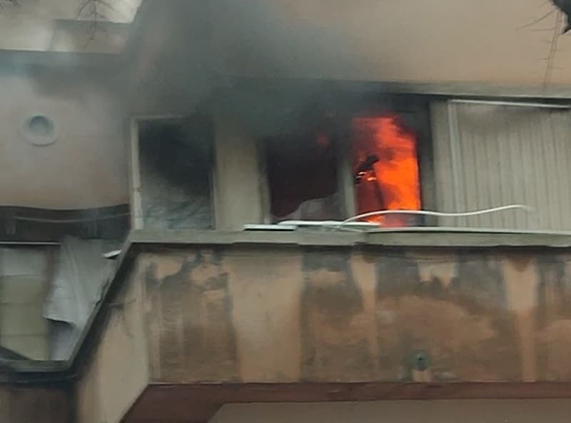 UPDATE. Incendiu la o locuință din Constanța. Un bătrân a ajuns la spital