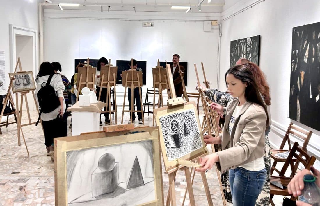 Creativitate și culoare la Muzeul de Artă Constanța. Atelier de naturi statice pentru adulți