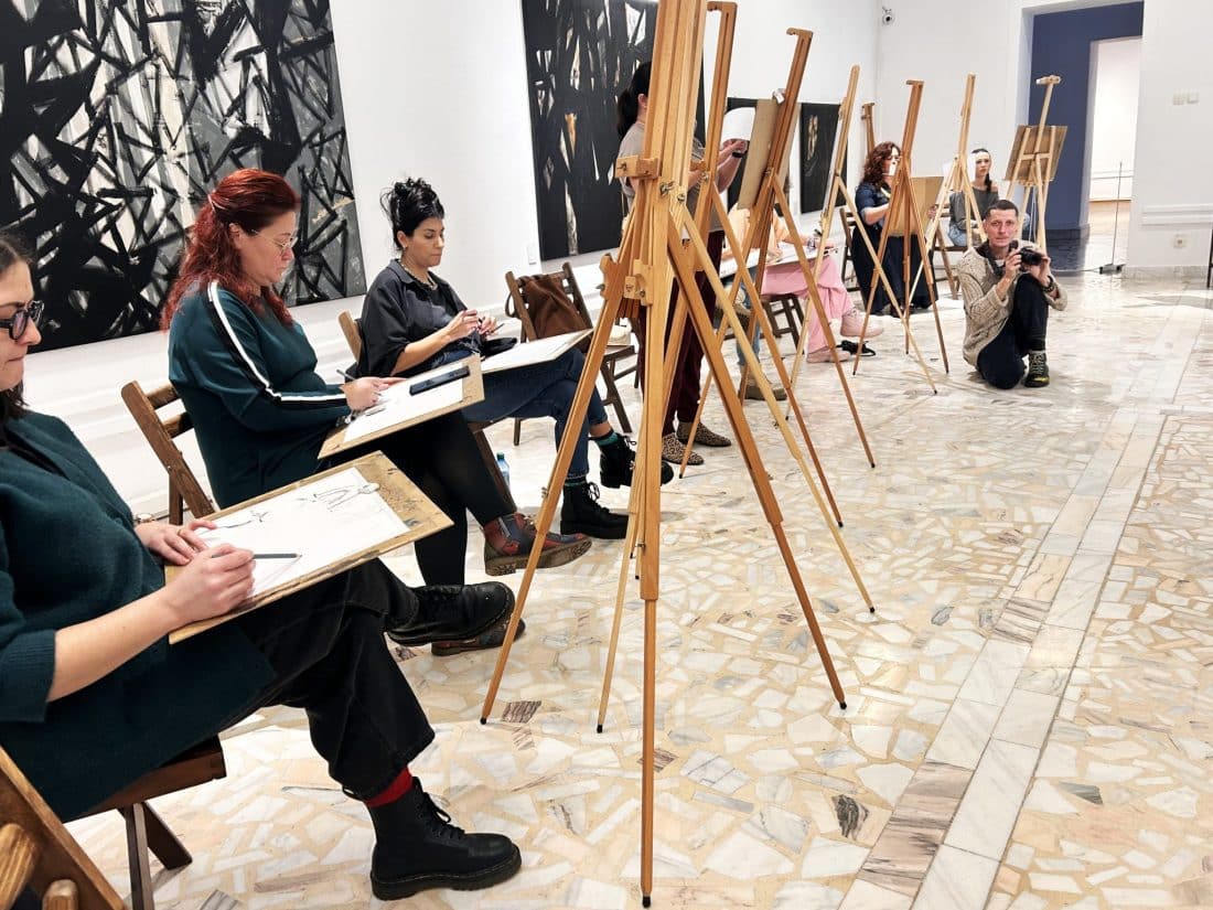 Atelier de crochiuri la Muzeul de Artă Constanța: explorarea corpului uman prin desen