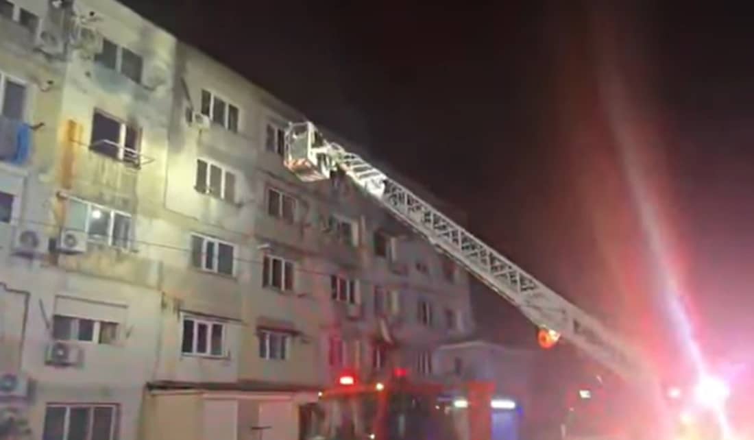 Incendiu violent într-un apartament din Năvodari. O persoană a fost găsită decedată în locuinţă, zeci de adulţi şi copii au fost evacuaţi