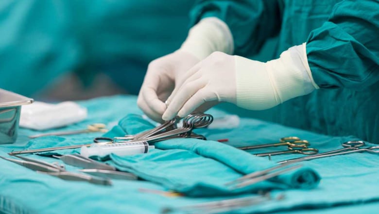 Medic ortoped prins că opera la privat în timpul programului de la stat