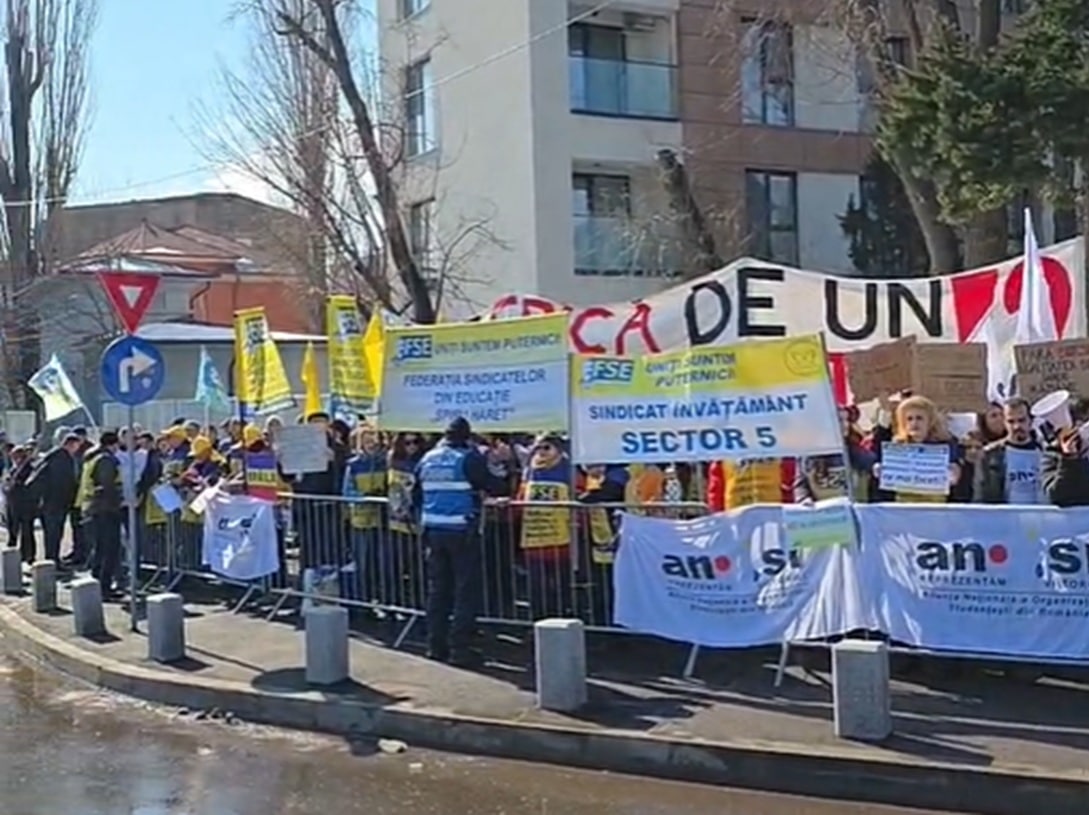 Sindicaliști din educație și studenți protestează la Palatul Cotroceni. Cer finanțare mai mare și drepturi pentru elevi și studenți
