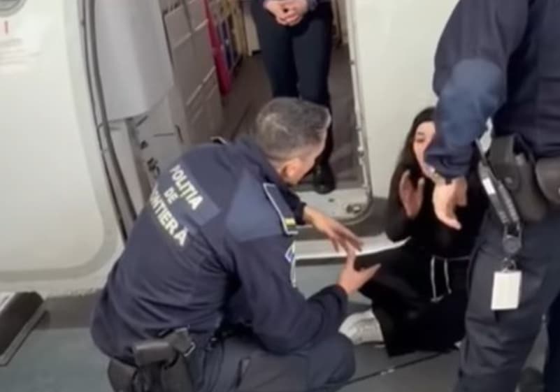 Scandal pe Aeroportul Henri Coandă. Doi pasageri cu un copil mic nu au fost lăsați să urce într-un avion spre Londra din cauza comportamentului agresiv verbal. VIDEO