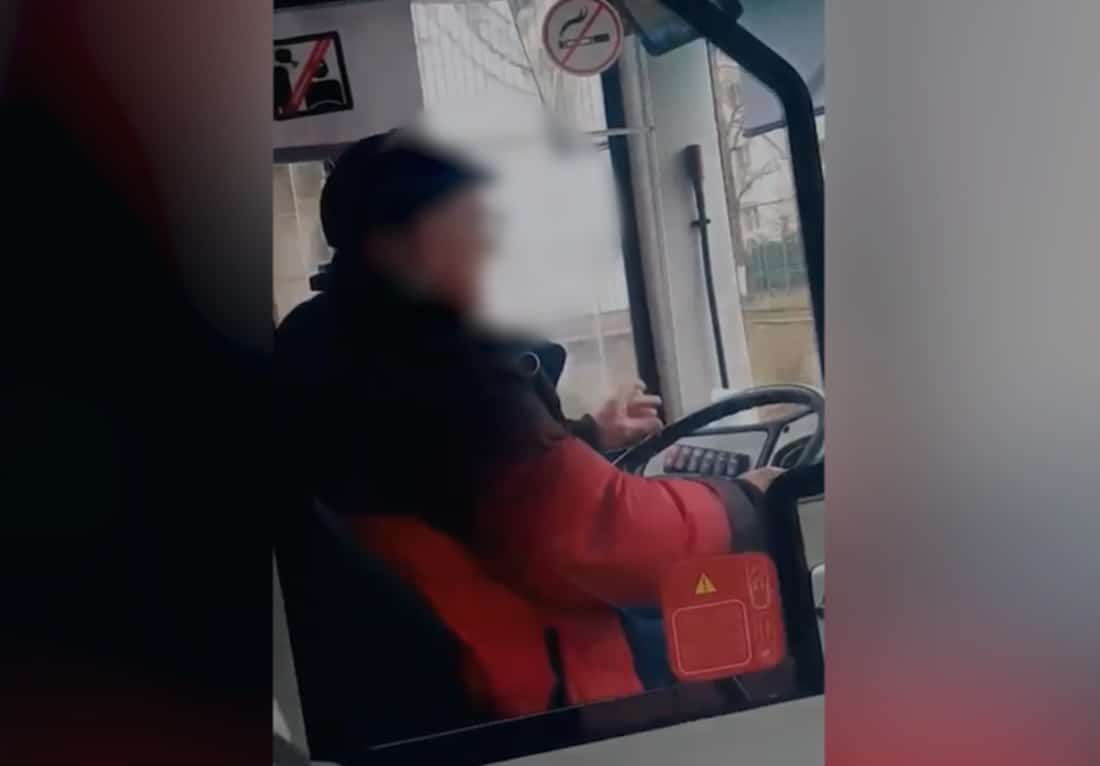 Șofer CT BUS surprins fumând la volan în timpul cursei