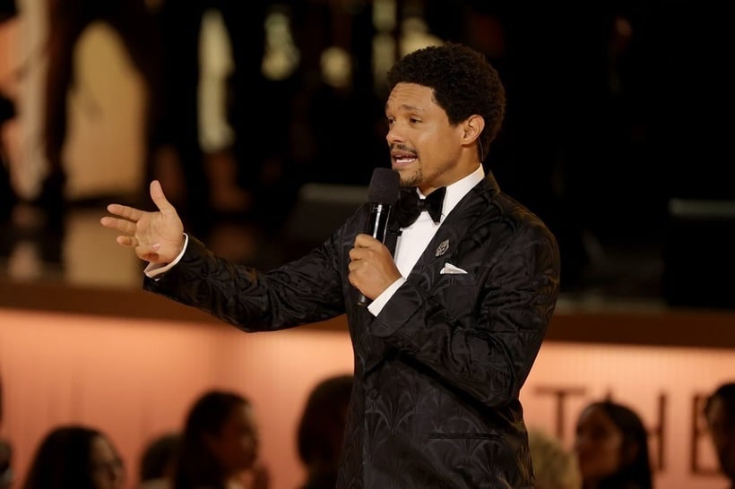 Trevor Noah, gazda premiilor Grammy, a ironizat fundul lui Trump și prietenia cu Epstein. Reacția președintelui american: „Un ratat total”