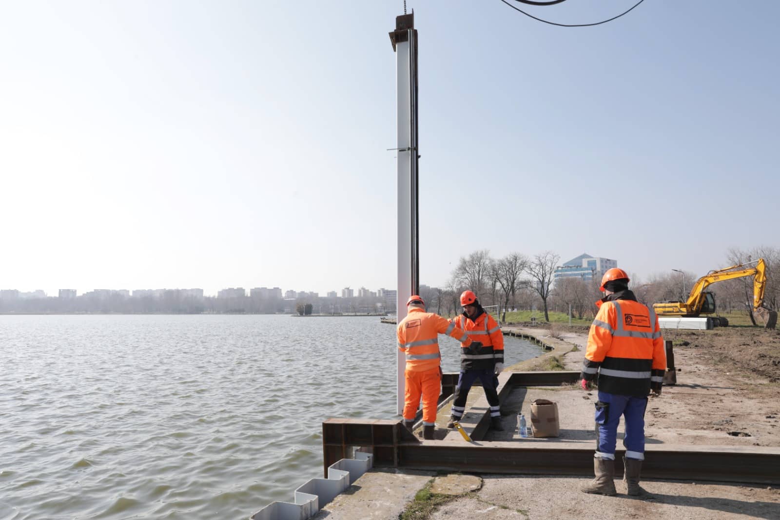 Au demarat lucrările de reabilitare și consolidare a malurilor lacului Tăbăcărie