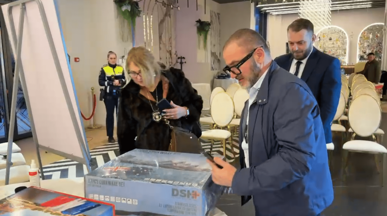 7.000 lei pe oale de doi bani! Cum sunt jefuiți bătrânii într-o schemă diabolică.