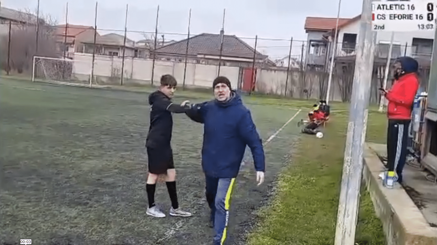 Scandal incredibil la un meci de copii! Antrenor, filmat în timp ce lovește un părinte!