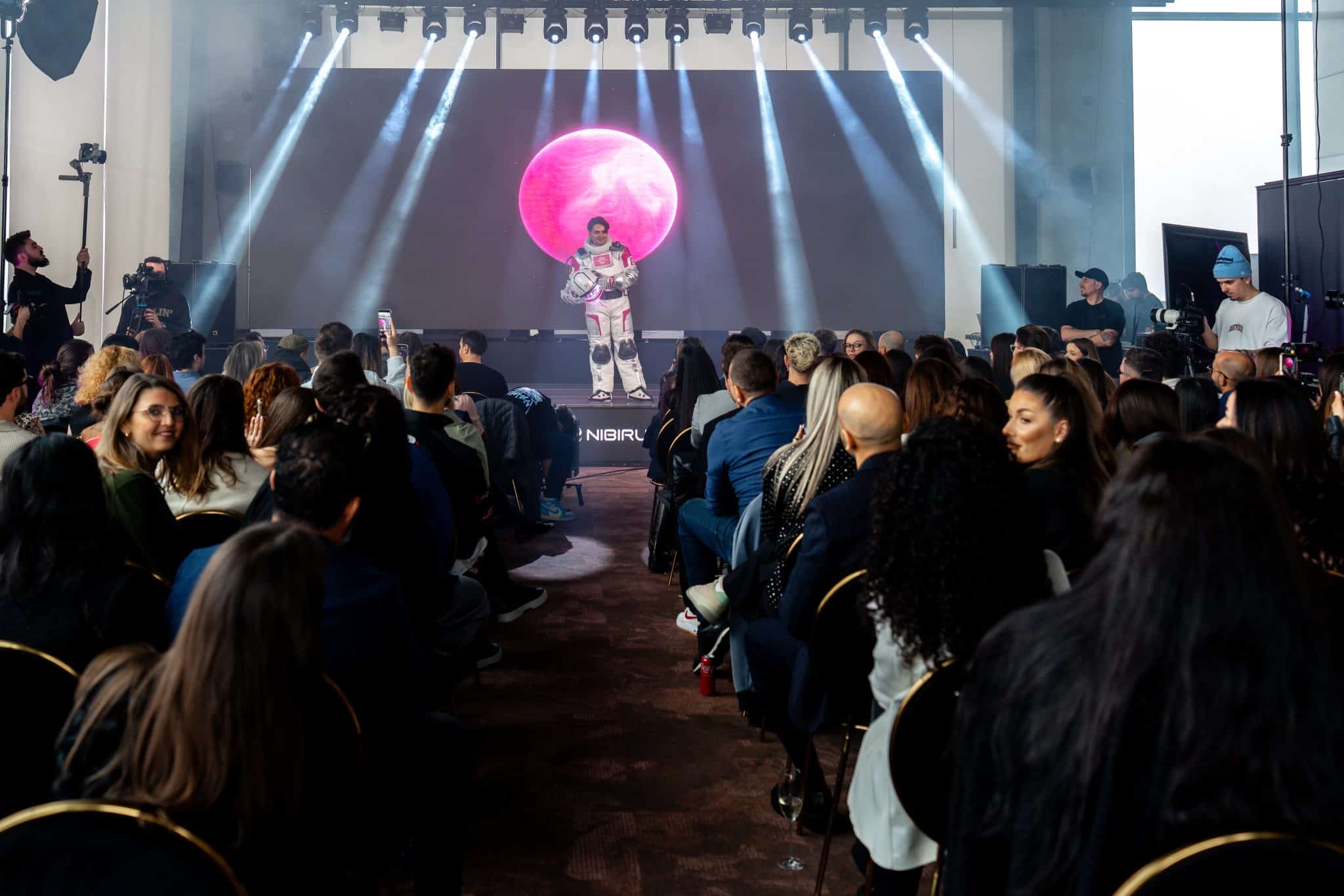 NIBIRU se deschide pe 16 iulie la Costinești și anunță startul experiențelor verii 2026: spectacole zilnice cu acces gratuit, festivaluri și primii artiști internaționali -Timbaland, Busta Rhymes, Fat Joe, Hugel, Ozuna și Nicky Jam