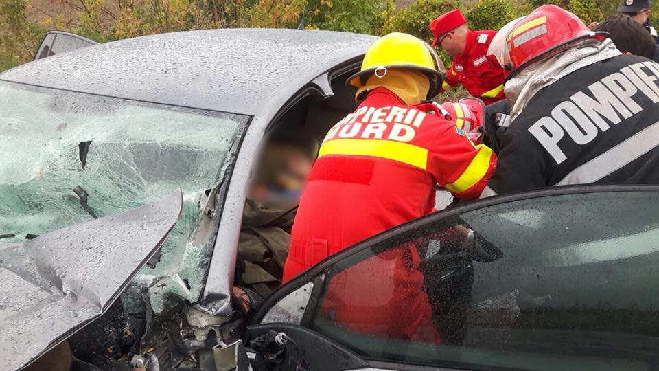 Accident pe DN28, șofer încarcerat după impactul cu un copac