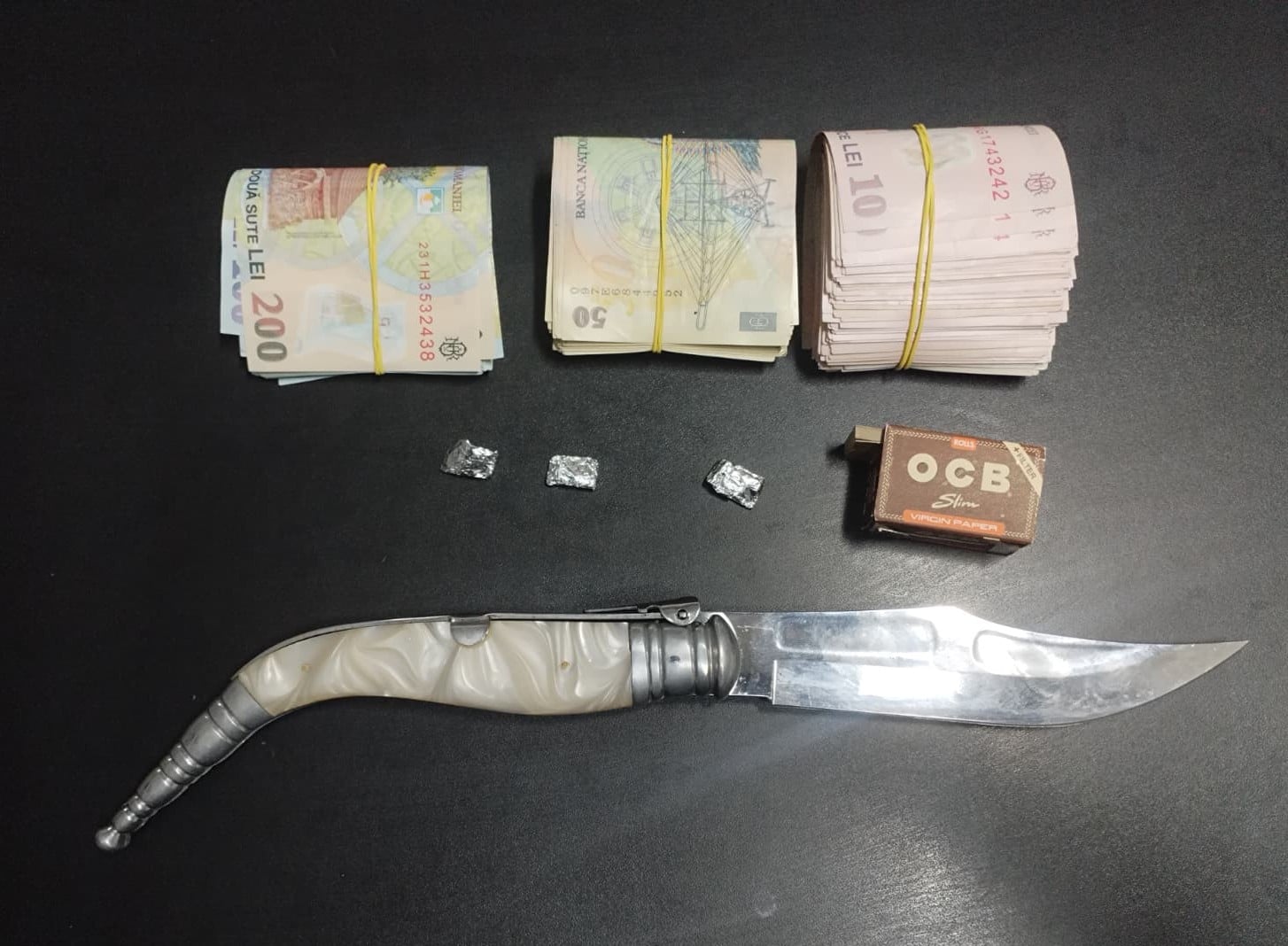 Jandarmii au descoperit substanțe psihoactive și bani asupra unui tânăr în Mangalia