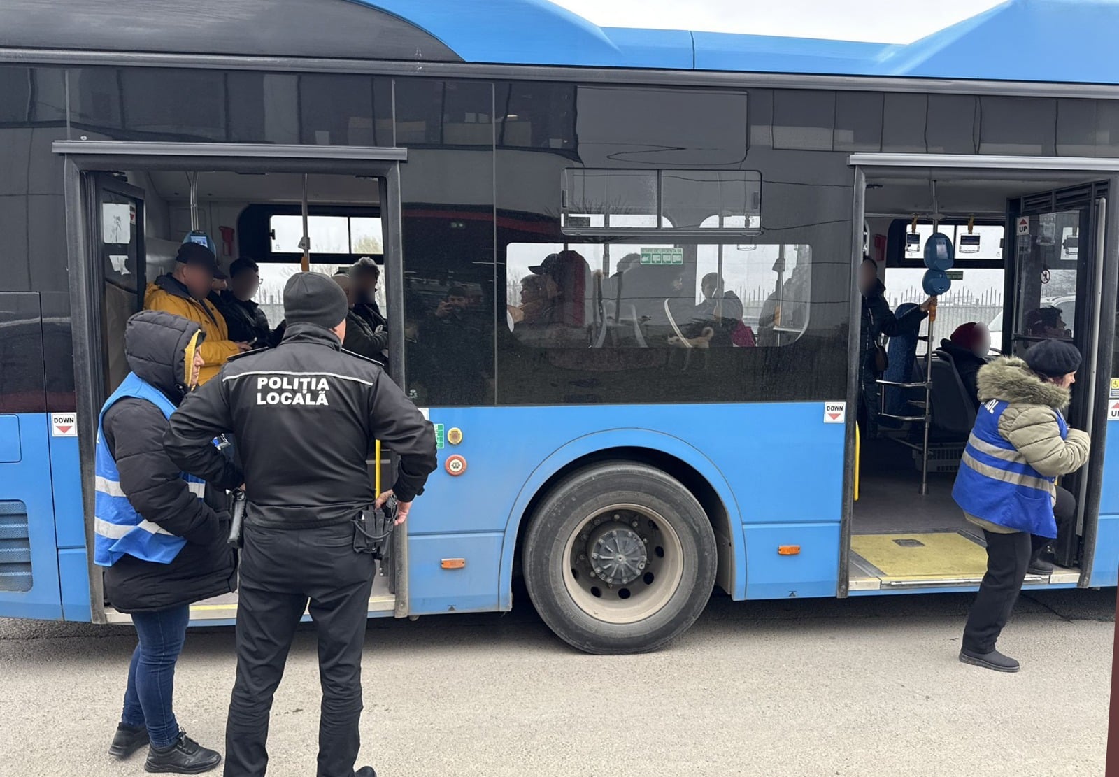 Razie extinsă în Constanța. Polițiștii locali au descoperit droguri, au fost ridicate mașini abandonate și construcții ilegale au fost demolate