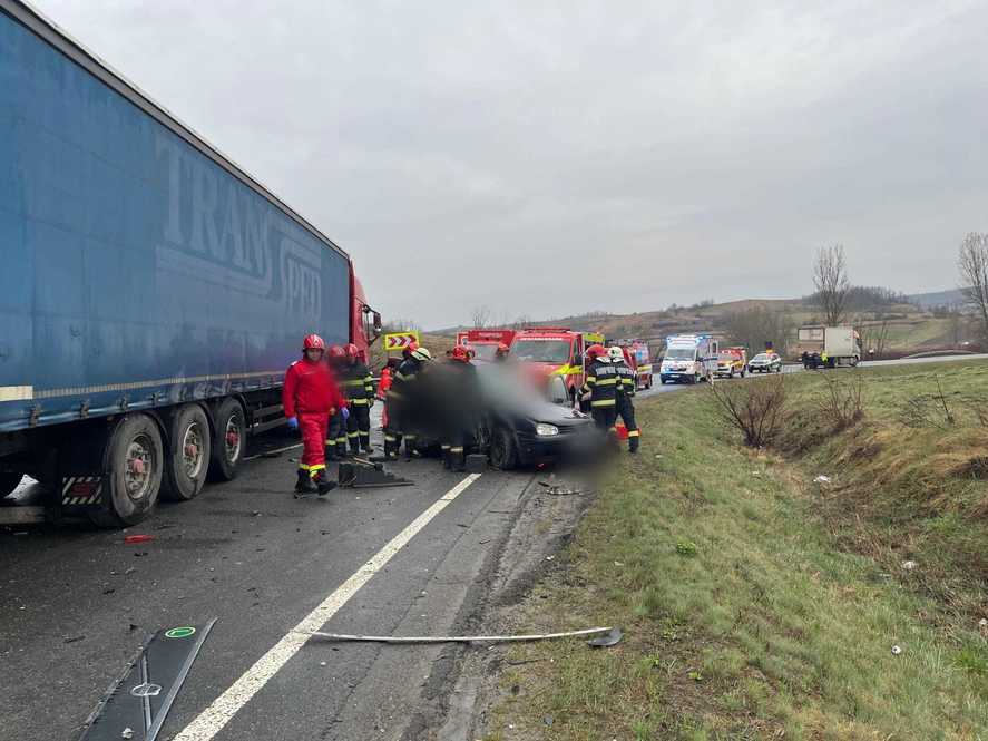 Cinci morți într-un accident cu două camioane şi un autoturism
