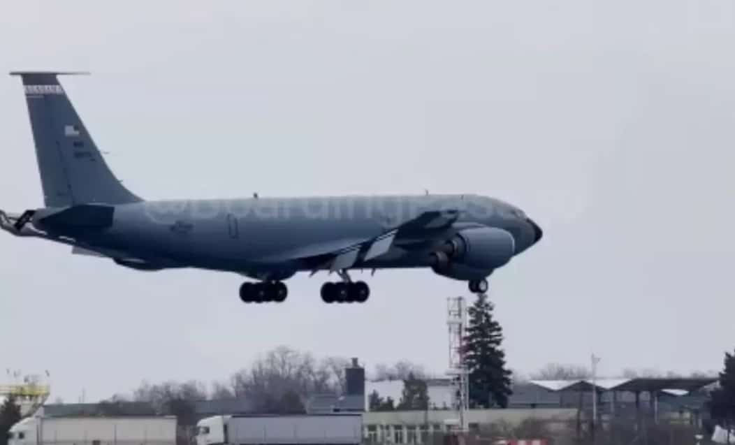 Forțele Aeriene Americane își întăresc prezența în România. Al șaselea Boeing KC-135 Stratotanker, folosit pentru misiuni de realimentare aeriană
