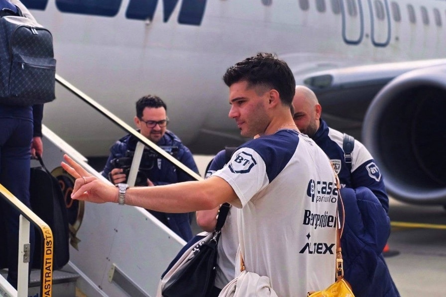 „Plecăm la Istanbul încărcați cu încrederea unei națiuni!”. Generaţia de Aur, alături de Generaţia de Suflet – echipa naţională a plecat la Istanbul pentru meciul crucial cu Turcia