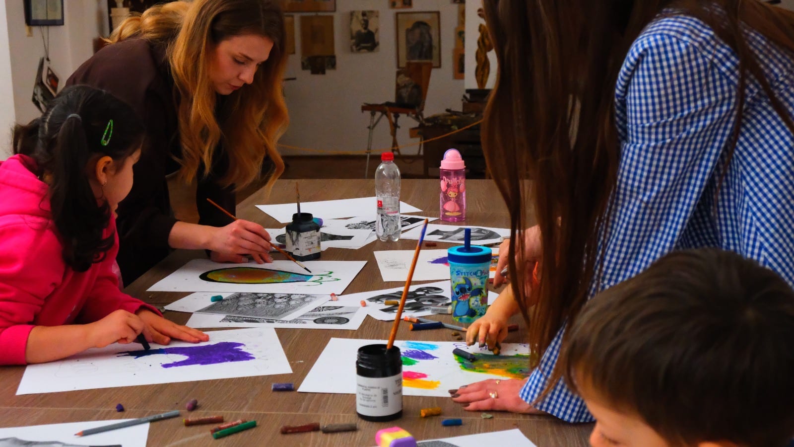 Atelier pentru copii la Muzeul de Artă Constanța, 14 martie. Fiecare copil a realizat un vas decorat, exprimându-și imaginația și sensibilitatea artistică