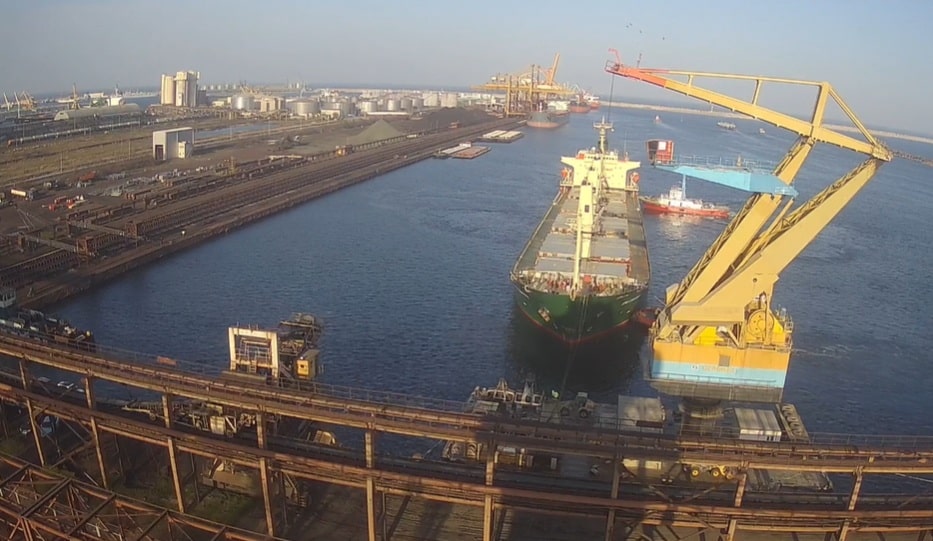 Coliziune în Portul Constanța. O navă a lovit o macara plutitoare – a fost instalat un baraj antipoluare în zonă. VIDEO