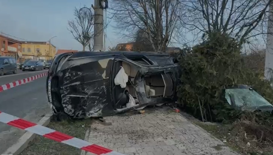Accident în Ovidiu, surprins de camere. O mașină a sărit peste sensul giratoriu, apoi s-a răsturnat: tânărul de la volan era rupt de beat