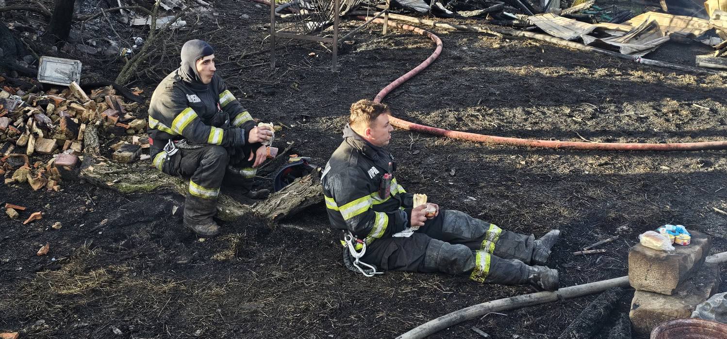 IMAGINILE DEZASTRULUI. Un sat întreg a luat foc – sute de oameni au fugit din calea flăcărilor